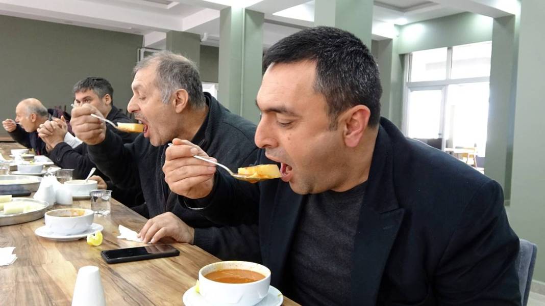 Yutulan çorba olur mu? Evet, Türkiye'de olur! Bu yöresel çorbayı ilk kez görenler şaşıp kalıyor 11